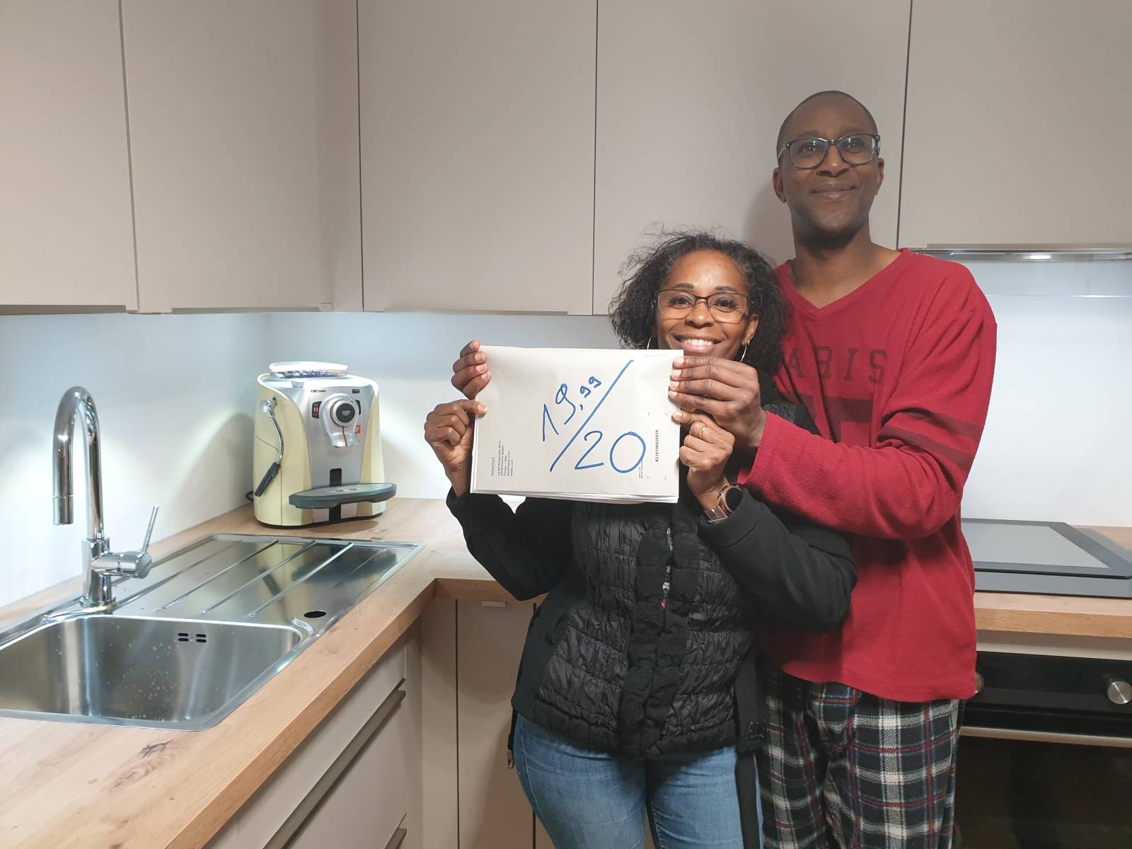 Cuisine d'angle pour appartement en bois et meubles clairs à Aix en Provence