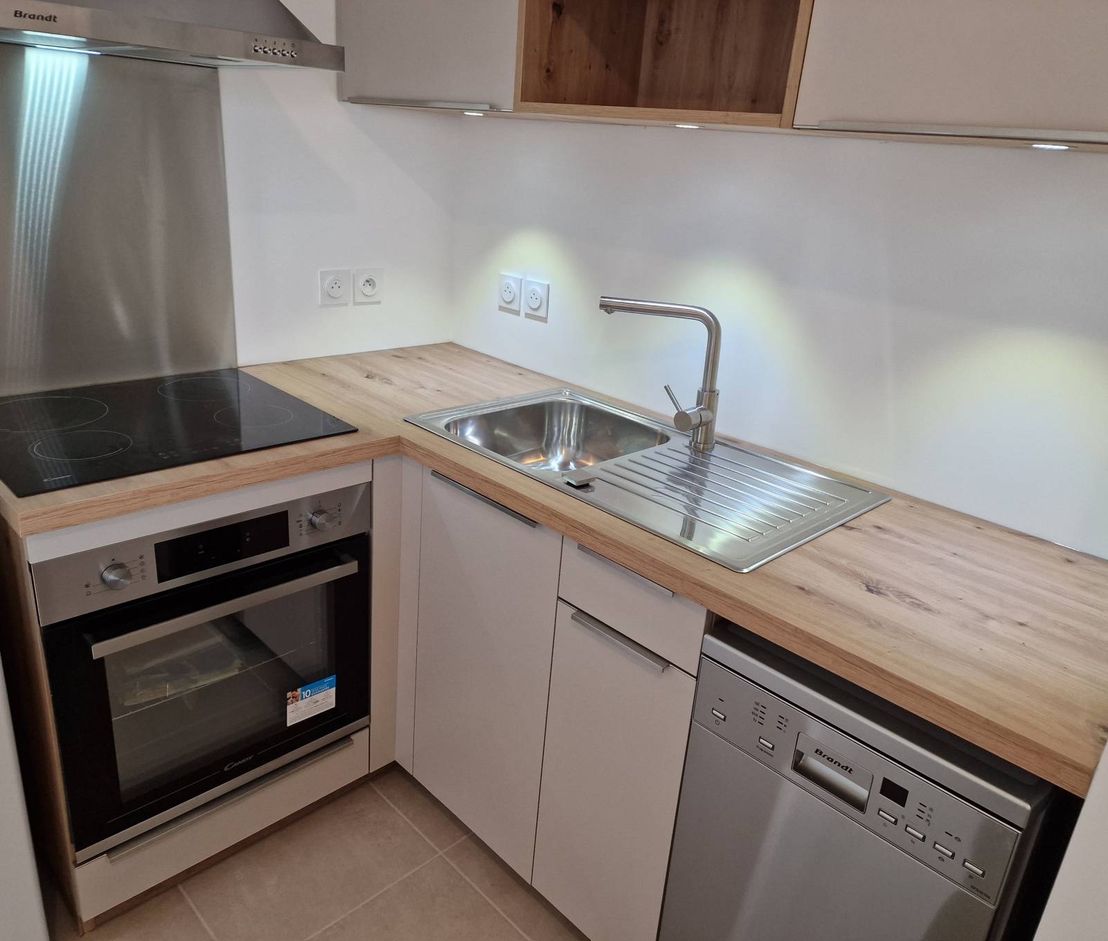 agencement d'inox sur le lave vaisselle et l'évier