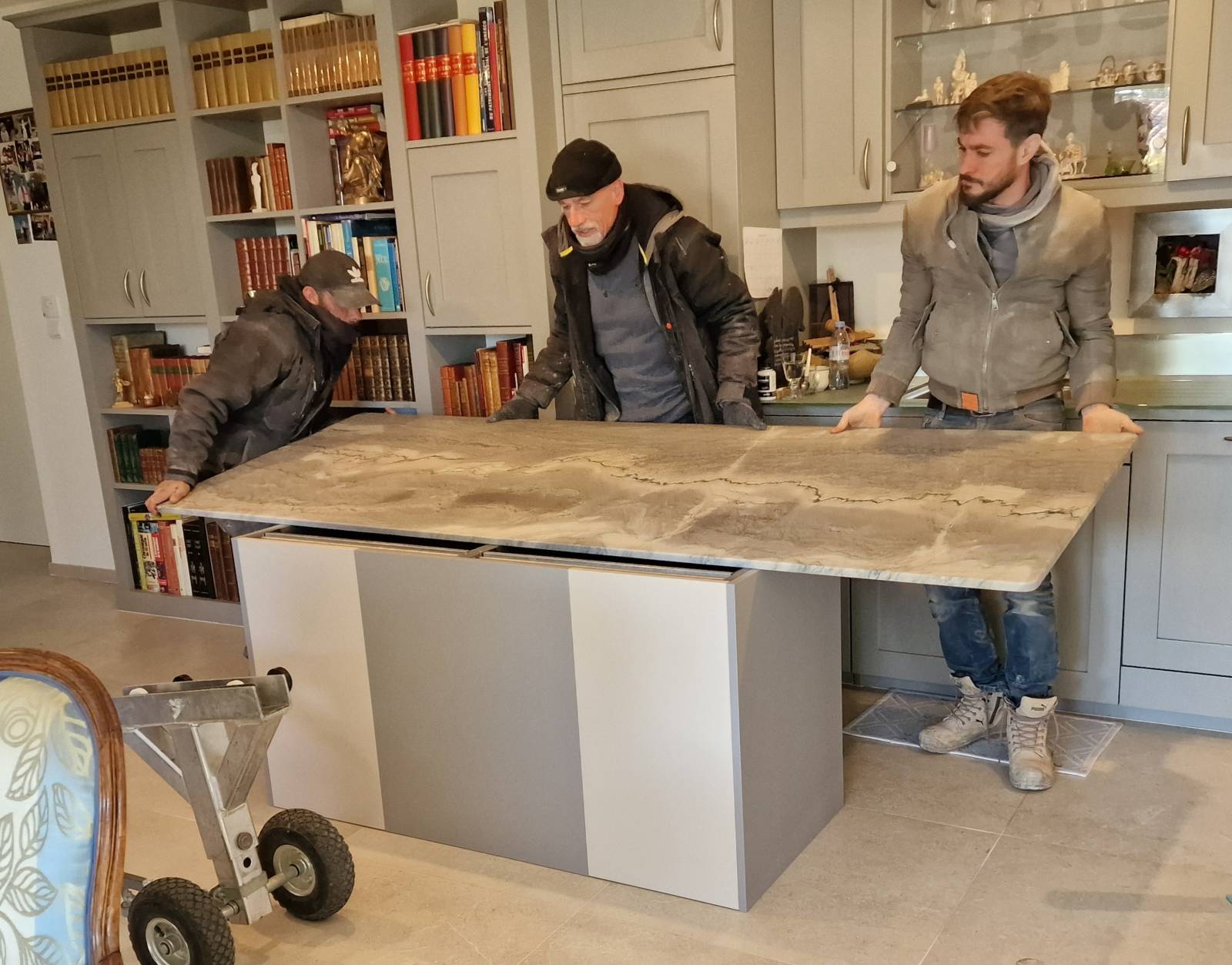 Mise en place du plan de travail en pierre