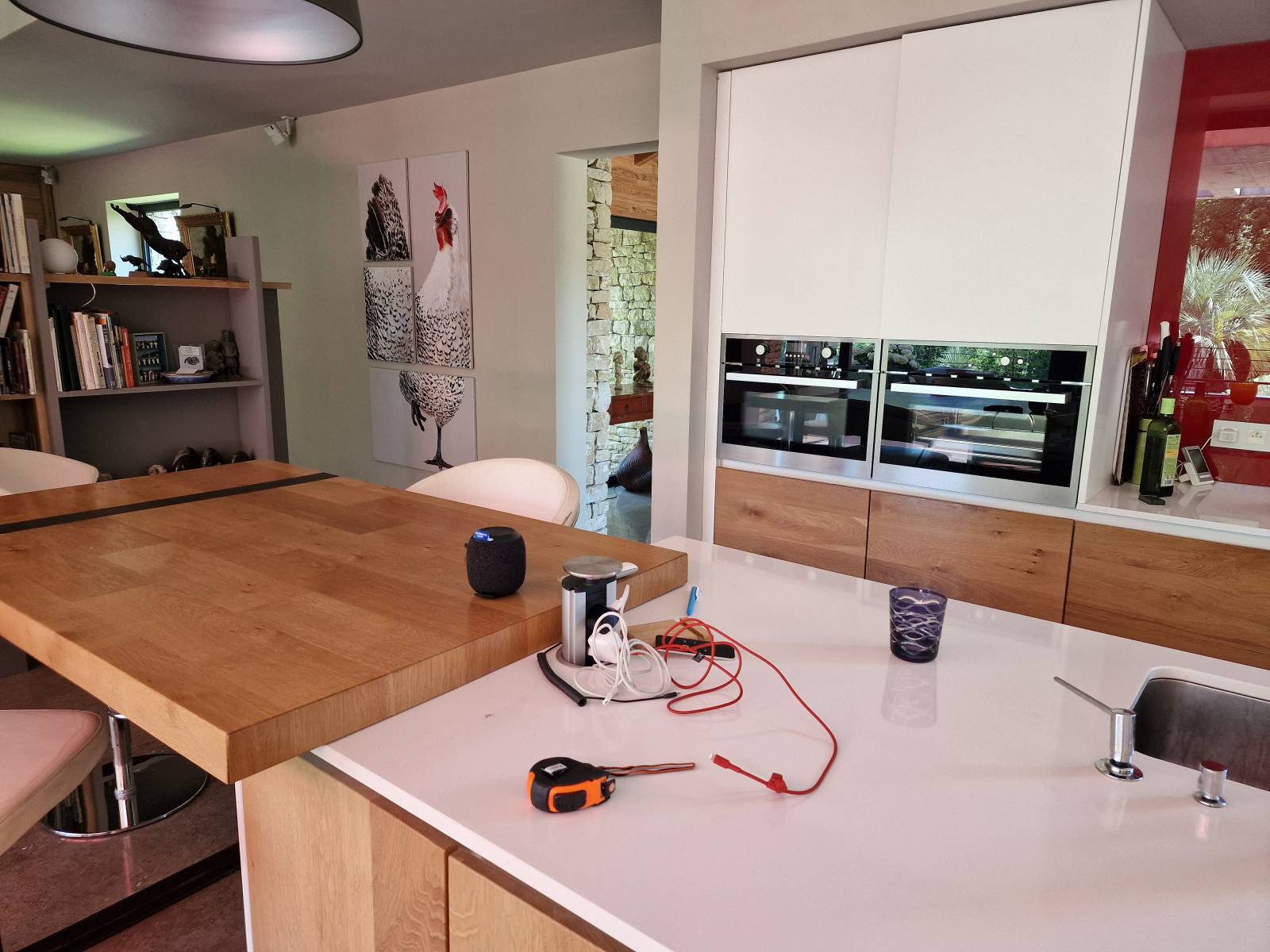 Cuisine ouverte sur le salon et sa pièce de vie