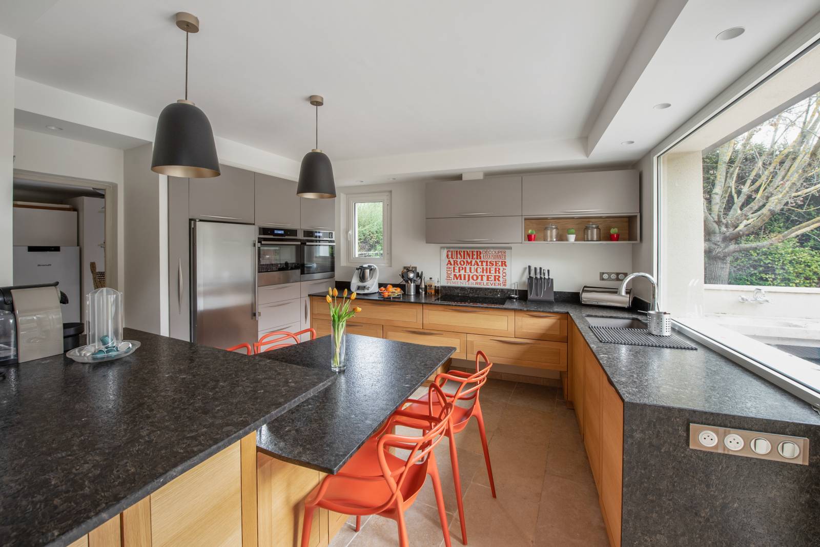 Cuisine avec ilot centrale noir sur mesure à aix en provence 