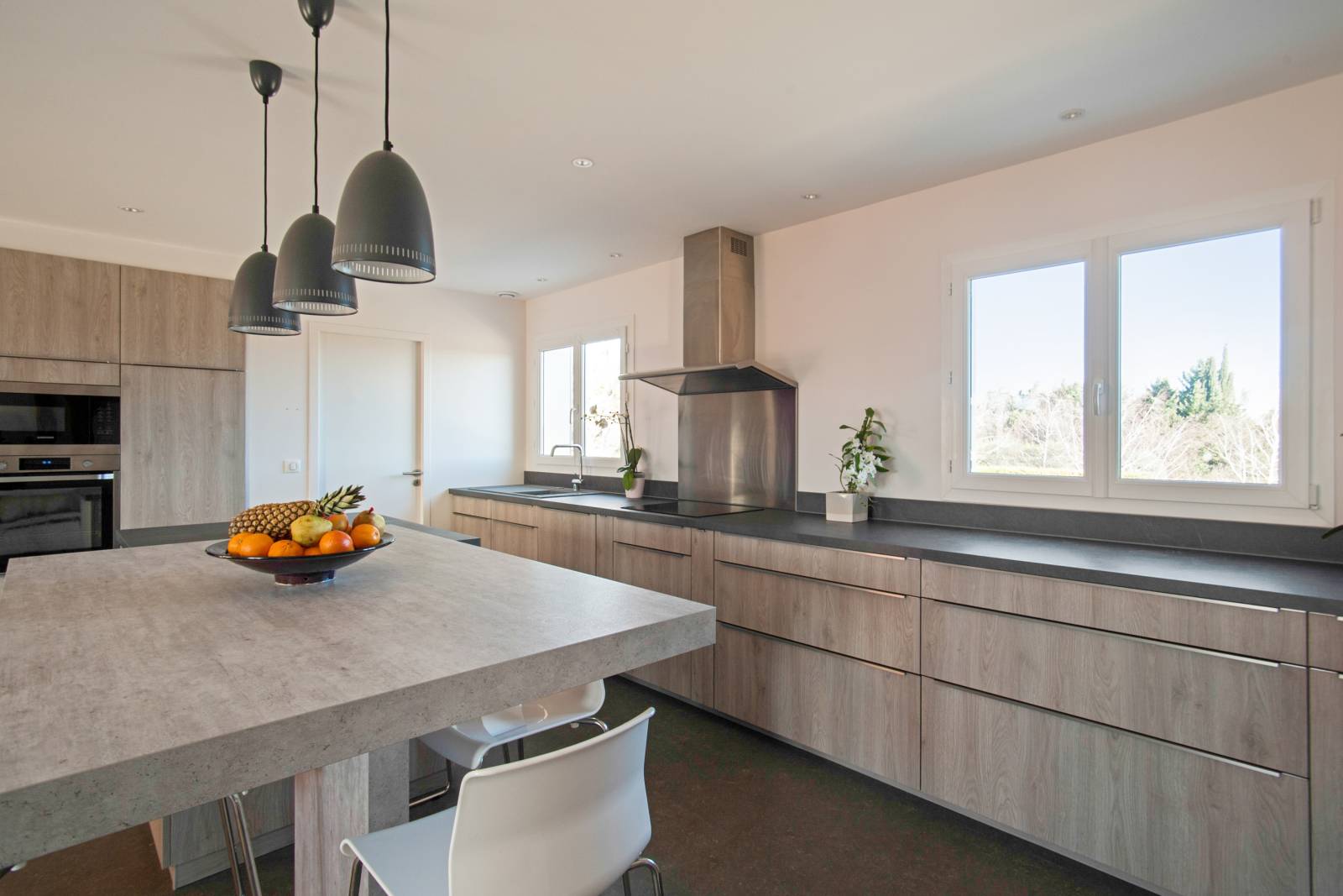 Cuisine de conception avec ilot pour toute la famille à Aix-en-Provence