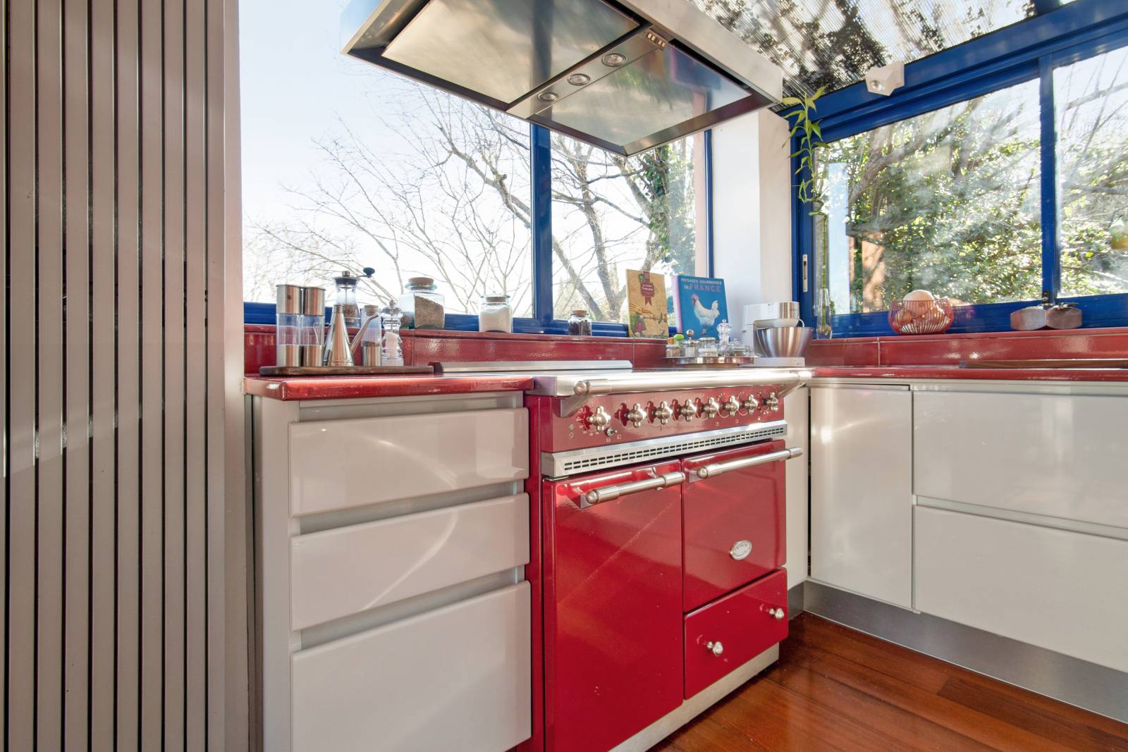 Cuisine avec plan de travail en pierre de lave rouge à Aix-en-Provence