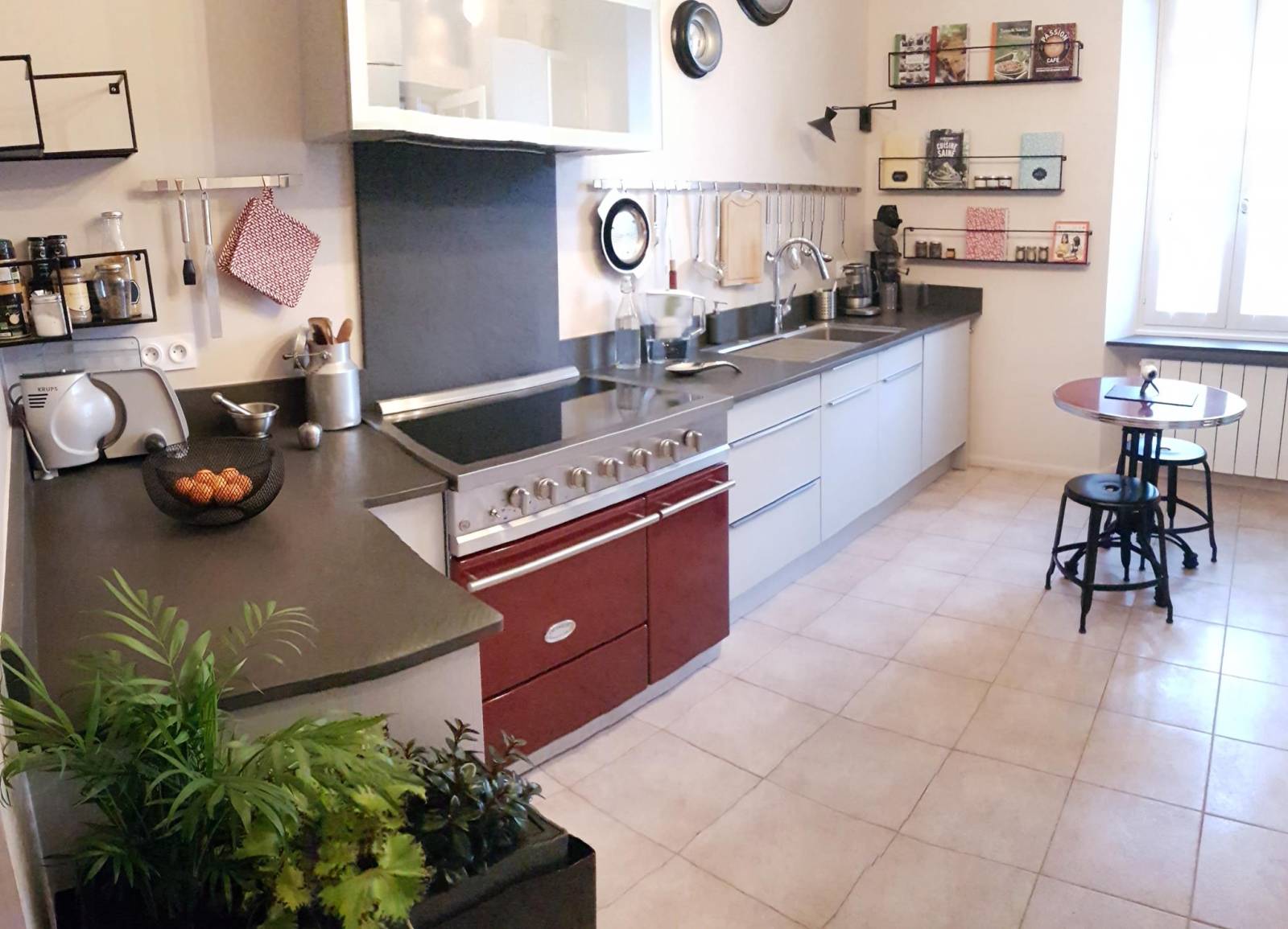 Pose d'une cuisine avec un plan de travail en granit par des professionnels à Aix-en-Provence