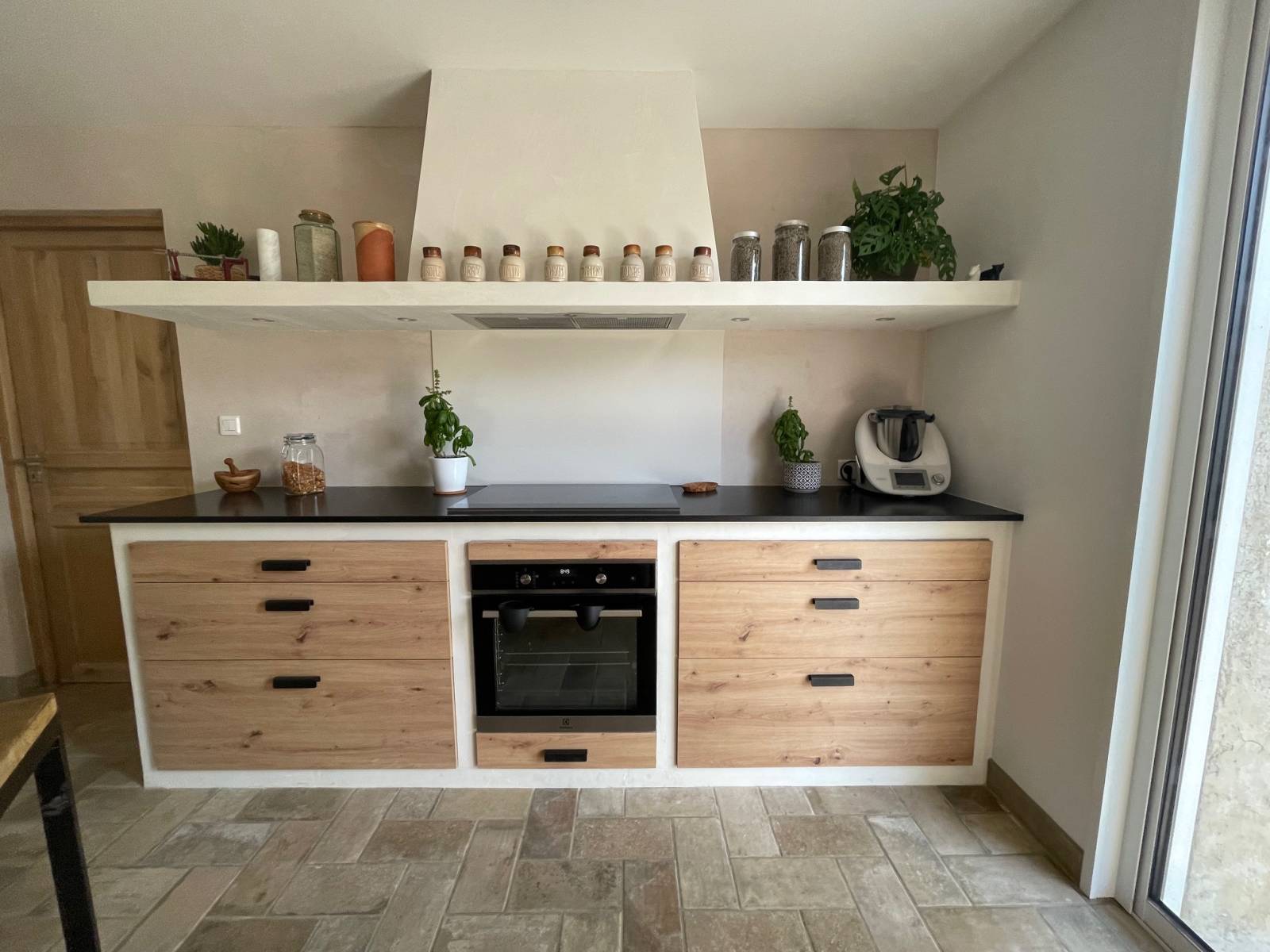 Cuisine avec façades bois et reprise de la hotte pour plus d'esthétisme