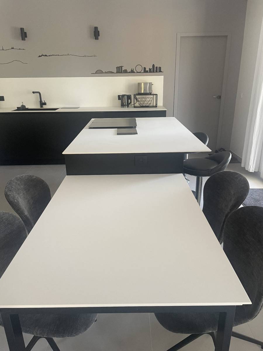Un ilot et sa table amovible blanche