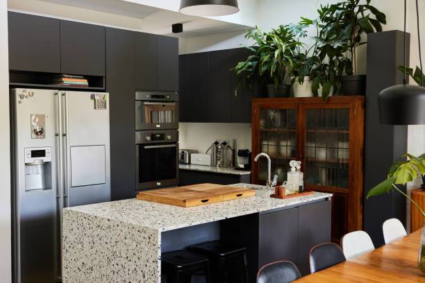 Cuisine avec ilot central en granit blanc à Aix en Provence