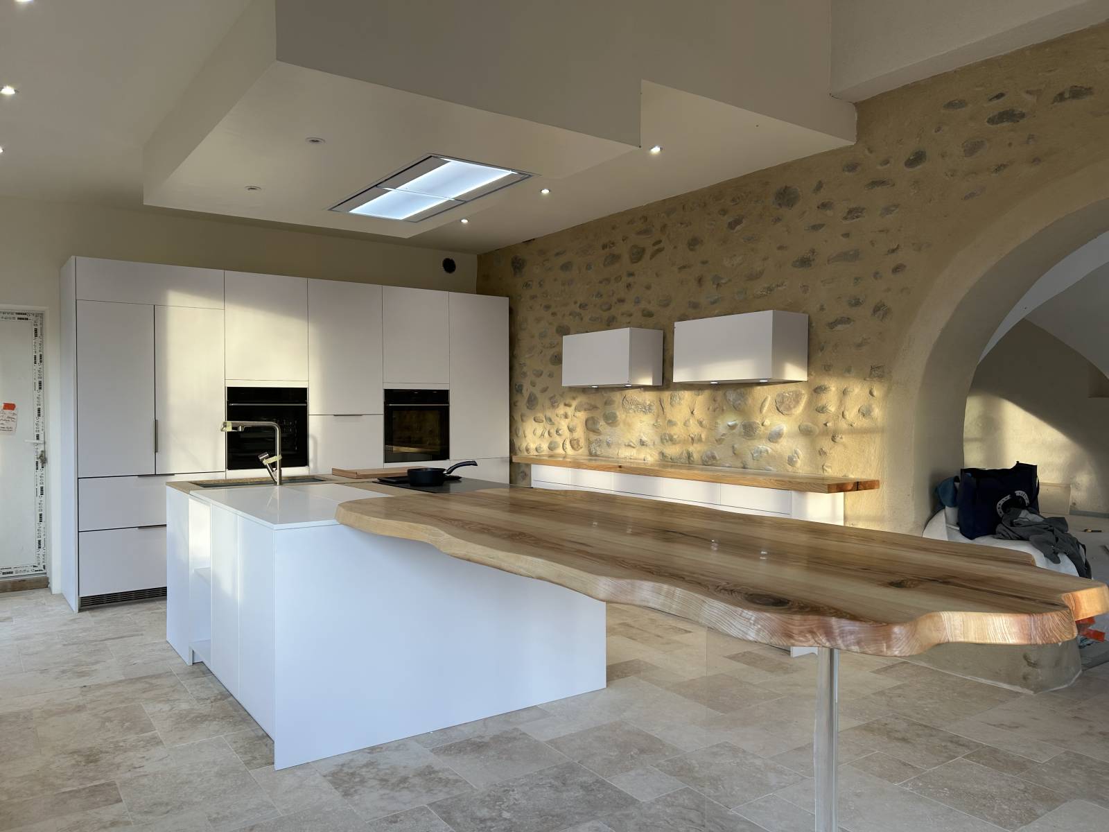 Table en bois naturel en prolongement de l'ilôt