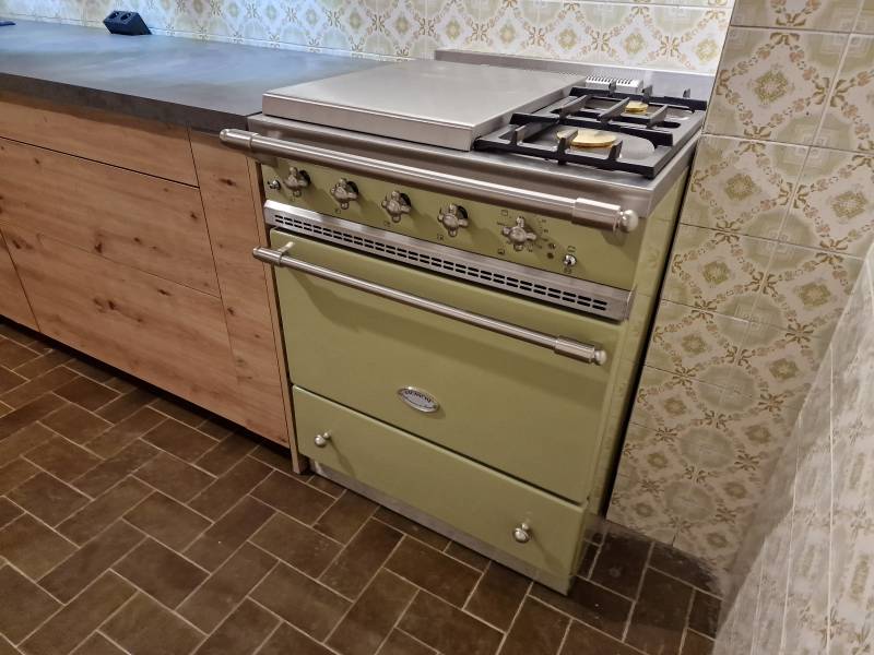 Piano de marque Lacanche de petite taille pour une cuisine typée