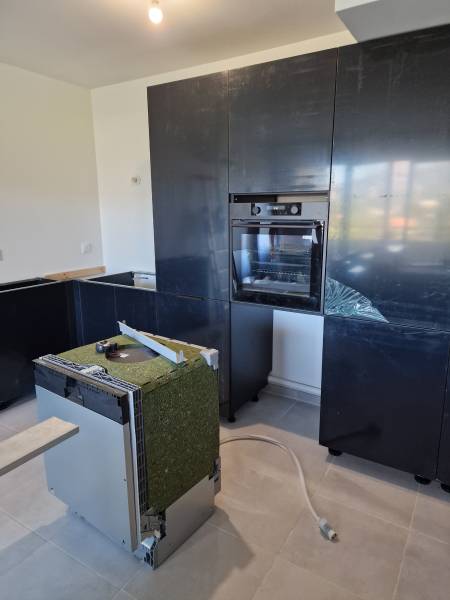 lave vaisselle sous un four pour une cuisine noire design