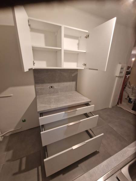 Meuble à fort rangement avec des coulissants