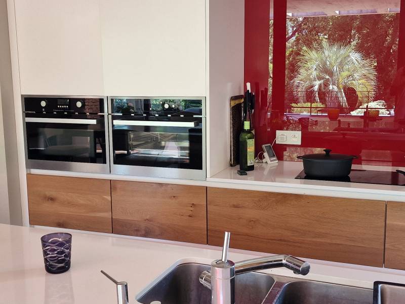 Alignement des fours sur les colonnes bi-color blanc et pure bois