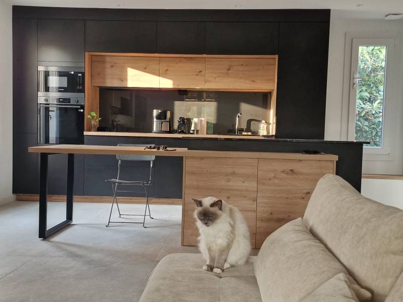 Cuisine noir et chêne avec ilot puis meuble haut jusqu'au plafond