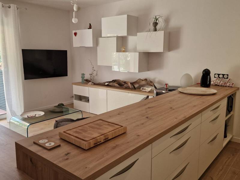 Ilot en bois ouvert sur le salon