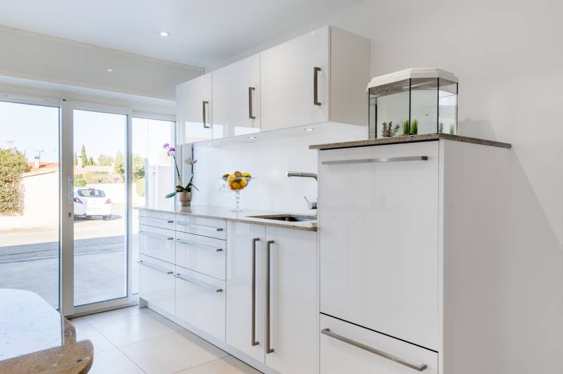 Cuisine blanche laqué avec plan de travail en pierre clair