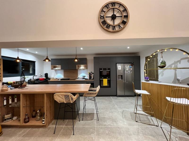 Cuisine avec frigo américain et colonnes fours