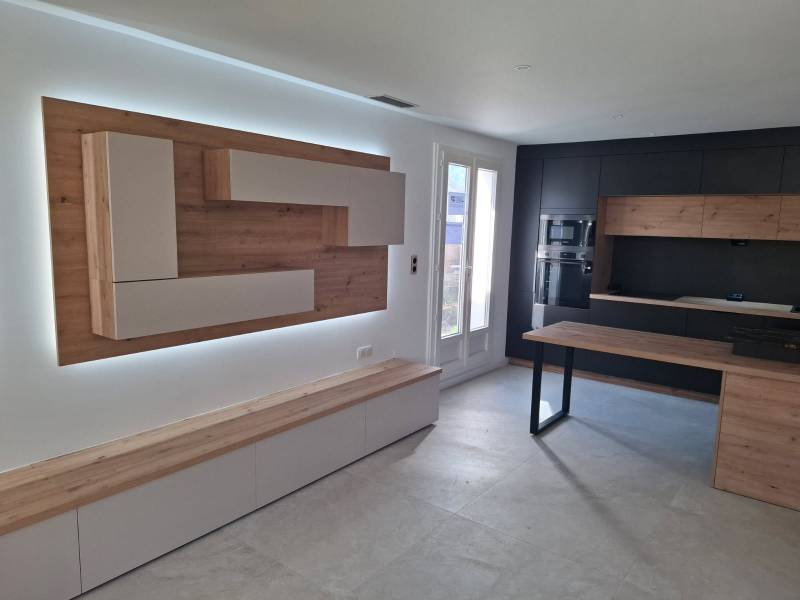 Agencement dans le salon pour réhausser l'espace cuisine avec ou sans ilot