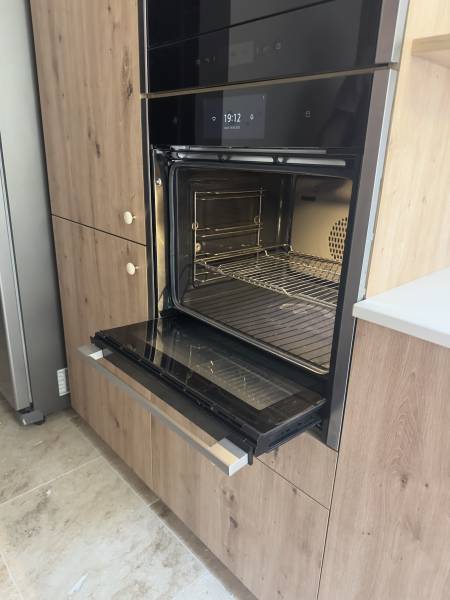 four à porte rétractable neff