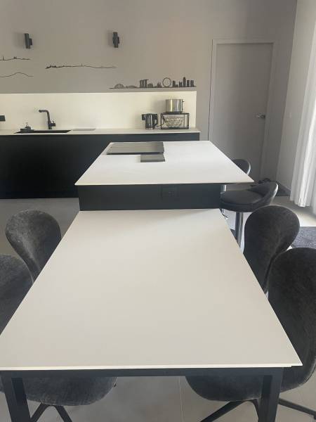 Un ilot et sa table amovible blanche