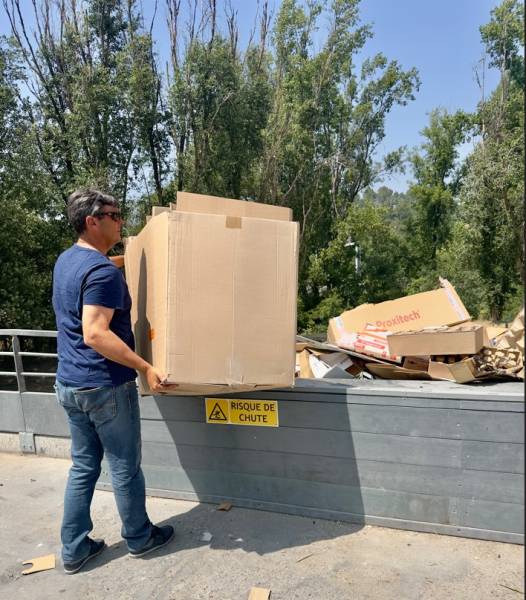 recyclage de nos cartons de cuisine vers la déchèterie d'Aix-en-Provence
