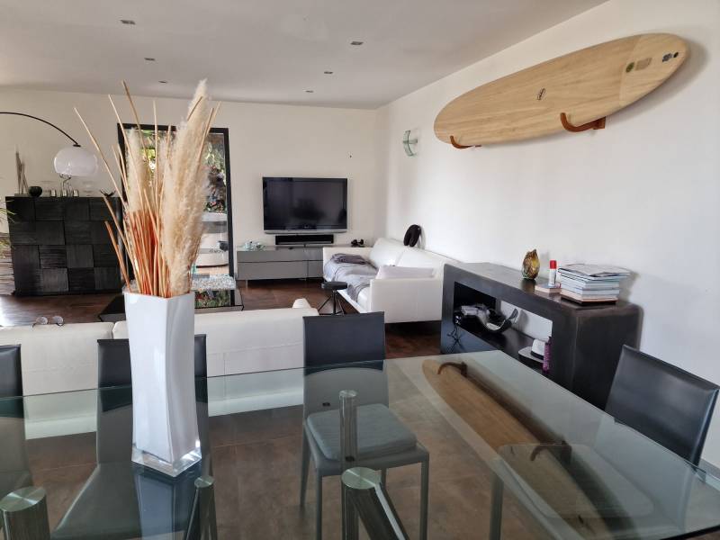 une belle ouverture de la cuisine sur le salon