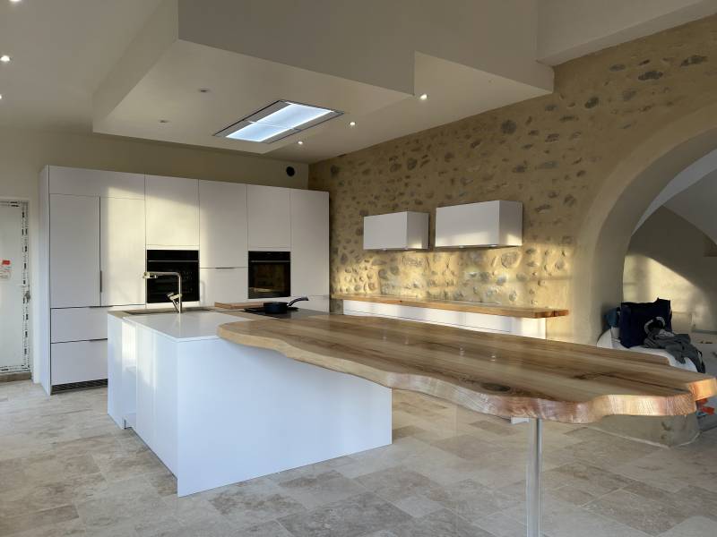 Création artisanale de cuisine moderne design haut de gamme à Aix-en-Provence, avec meubles provençaux et plan de travail en Corian résine