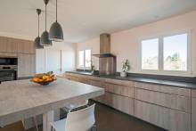 Cuisine de conception avec ilot pour toute la famille à Aix-en-Provence