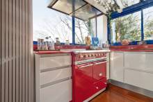 Cuisine avec plan de travail en pierre de lave rouge à Aix-en-Provence