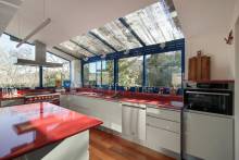 Cuisine avec plan de travail en pierre de lave rouge à Aix-en-Provence