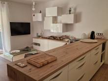 Ilot en bois ouvert sur le salon