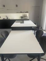 Un ilot et sa table amovible blanche