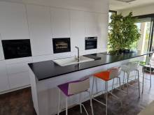 3 alignements d'électroménager dont un four vapeur et la cave à vin