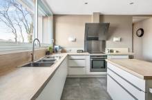 Cuisine moderne blanche et bois avec ilot central aix en provence
