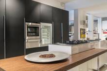 Conception de cuisines sur mesure avec plan en granit noir à Aix en provence